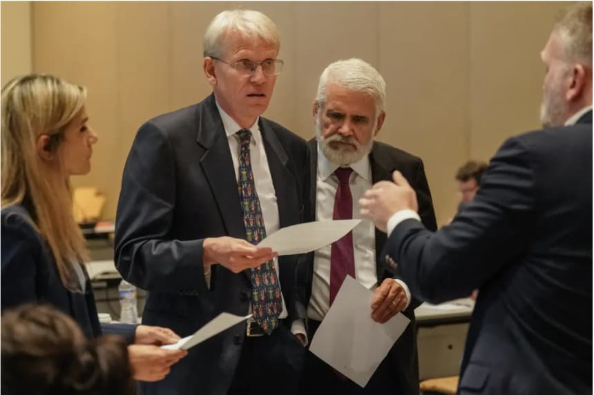 Martin Kulldorff (c) y el Dr. Robert Malone en un descanso durante una reunión del Comité Asesor sobre Prácticas de Inmunización en Atlanta, Georgia, el 25 de junio de 2025. (Elijah Nouvelage/Getty Images)
