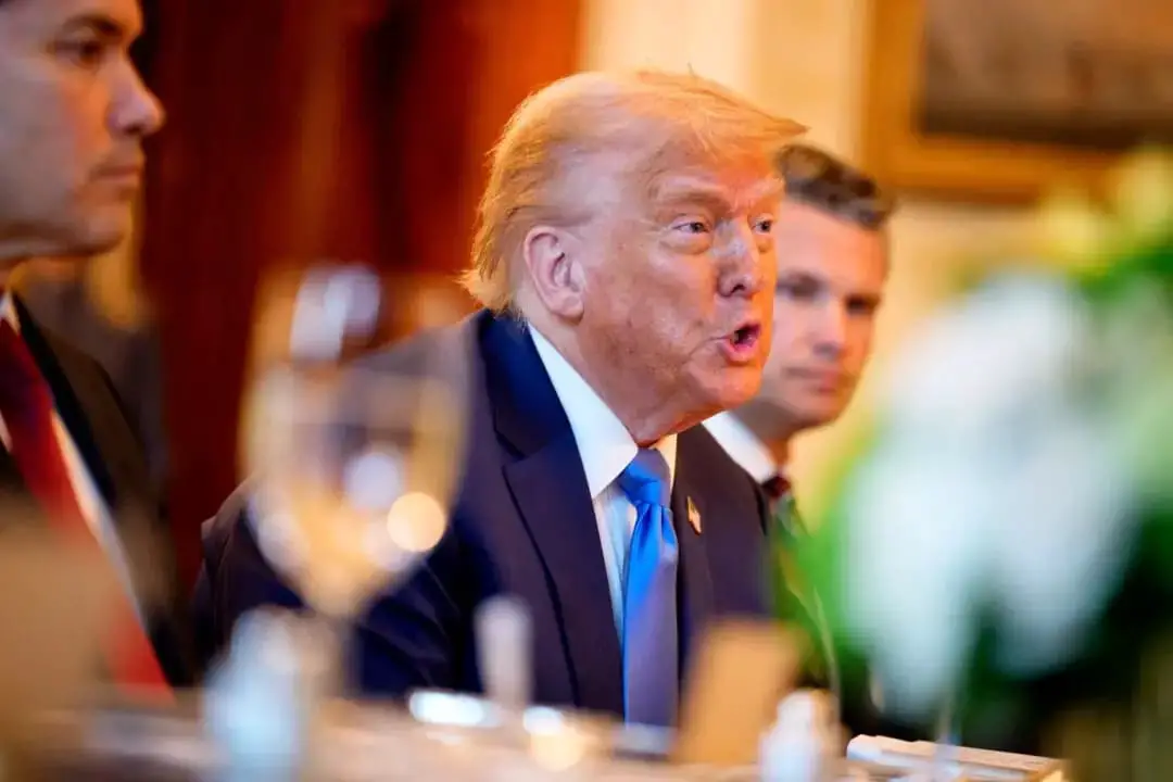 El presidente Donald Trump habla durante una cena con el primer ministro israelí, Benjamin Netanyahu, en el Salón Azul de la Casa Blanca, en Washington, el 7 de julio de 2025. (Andrew Harnik/Getty Images)
