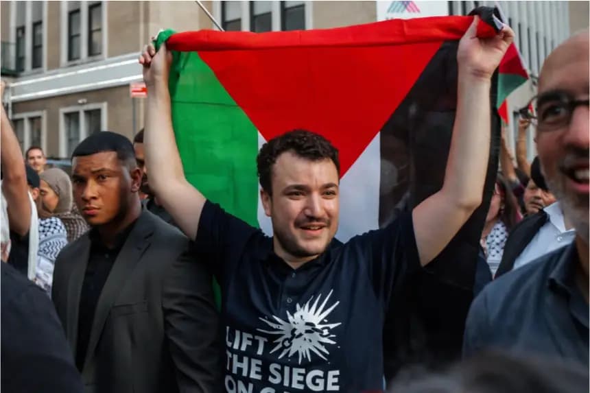 El activista propalestino Mahmoud Khalil lleva una bandera palestina durante una manifestación que celebra su regreso de la detención migratoria en Nueva York el 22 de junio de 2025. (Olga Fedorova / AP Photo)