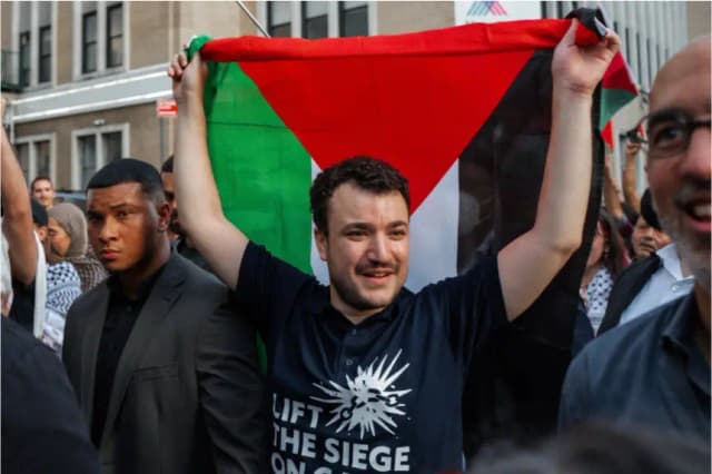 El activista propalestino Mahmoud Khalil lleva una bandera palestina durante una manifestación que celebra su regreso de la detención migratoria en Nueva York el 22 de junio de 2025. (Olga Fedorova / AP Photo)