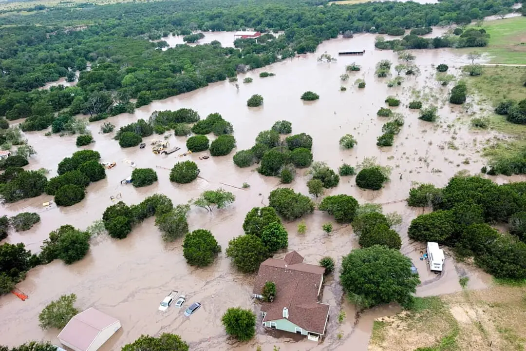 Casas y automóviles parcialmente sumergidos por las inundaciones cerca de Kerrville, Texas, el 4 de julio de 2025. (Guardia Costera de EE. UU./Folleto vía Reuters)
