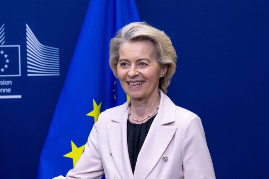 La presidenta de la Comisión Europea, Ursula von der Leyen, posa para una foto de prensa antes de una reunión en la sede de la UE en Bruselas el 20 de mayo de 2025. (Omar Havana/Getty Images)
