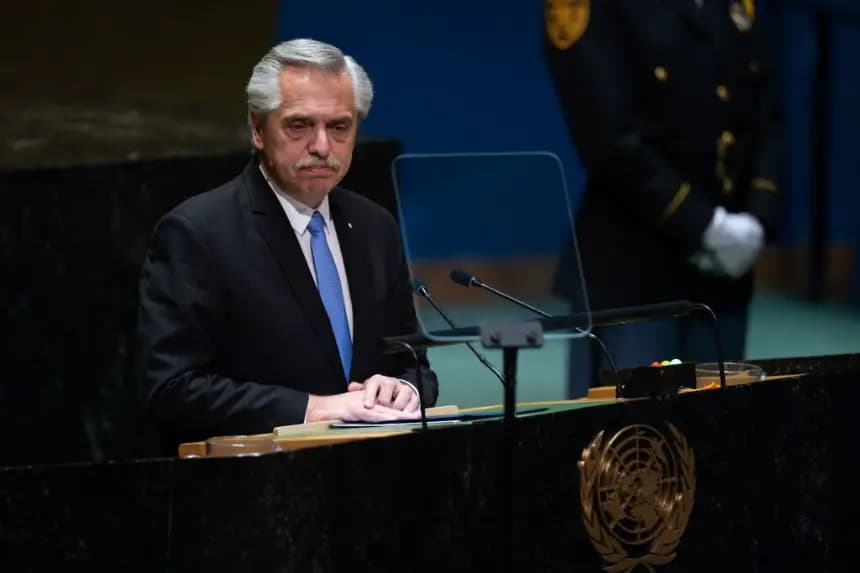 El expresidente Alberto Fernández de Argentina se dirige al 78.º periodo de sesiones de la Asamblea General de las Naciones Unidas (AGNU) en la sede de la ONU el 19 de septiembre de 2023 en la ciudad de Nueva York. (Adam Gray/Getty Images)