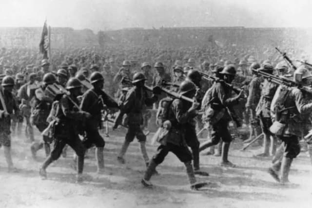 Tropas comunistas del Ejército Rojo chino en marcha durante el asalto a Shanghái al final de la Guerra Civil China, el 21 de mayo de 1949. (Keystone/Hulton Archive/Getty Images)