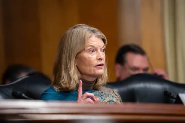 La senadora Lisa Murkowski (R-Alaska) habla durante una audiencia de confirmación con la candidata a Secretaria de Educación, Linda McMahon, en el Capitolio de EE. UU., el 13 de febrero de 2025. (Madalina Vasiliu/The Epoch Times)