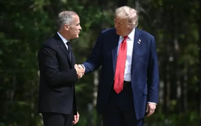 El primer ministro canadiense, Mark Carney (izq.), saluda al presidente estadounidense, Donald Trump, durante una ceremonia de llegada a la Cumbre del Grupo de los Siete (G7) en el Pomeroy Kananaskis Mountain Lodge, en Kananaskis, Alberta, Canadá, el 16 de junio de 2025. (Brendan SMIALOWSKI/AFP)