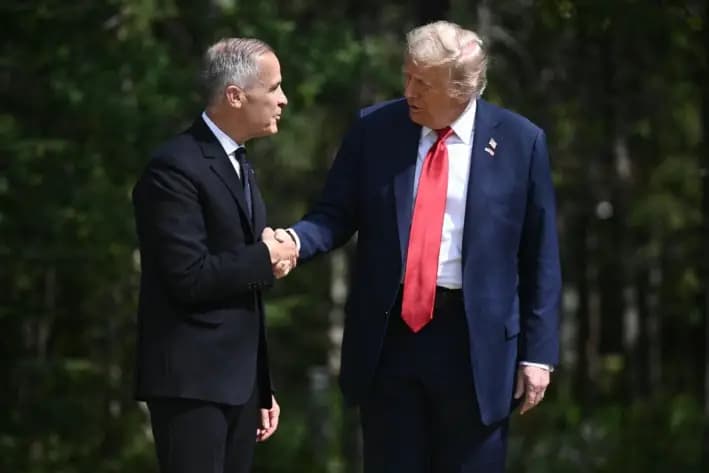El primer ministro canadiense, Mark Carney (izq.), saluda al presidente estadounidense, Donald Trump, durante una ceremonia de llegada a la Cumbre del Grupo de los Siete (G7) en el Pomeroy Kananaskis Mountain Lodge, en Kananaskis, Alberta, Canadá, el 16 de junio de 2025. (Brendan SMIALOWSKI/AFP)