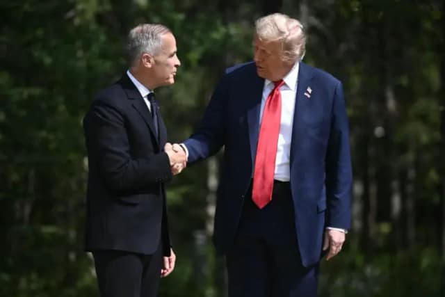 El primer ministro canadiense, Mark Carney (izq.), saluda al presidente estadounidense, Donald Trump, durante una ceremonia de llegada a la Cumbre del Grupo de los Siete (G7) en el Pomeroy Kananaskis Mountain Lodge, en Kananaskis, Alberta, Canadá, el 16 de junio de 2025. (Brendan SMIALOWSKI/AFP)