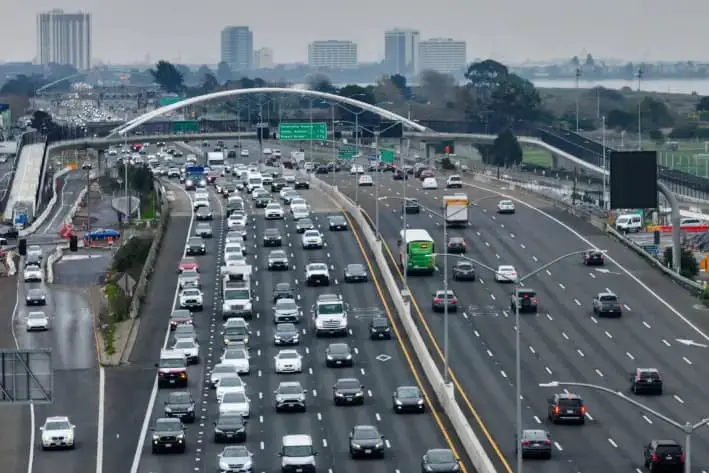 Autos circulan por la Interestatal 80 en Berkeley, California, el 16 de enero de 2024. (Justin Sullivan/Getty Images)