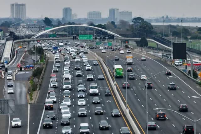 Autos circulan por la Interestatal 80 en Berkeley, California, el 16 de enero de 2024. (Justin Sullivan/Getty Images)