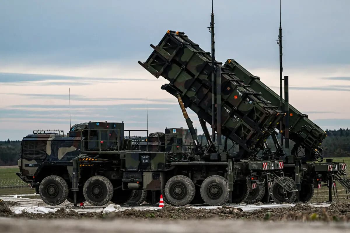 Módulos lanzadores Patriot montados en un M983 HEMTT, parte del sistema de misiles tierra-aire MIM-104 Patriot de EE. UU., fotografiados en Zamosc, Polonia, el 18 de febrero de 2023. (Omar Marques/Getty Images)