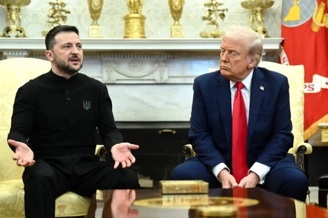 El presidente Donald Trump y el presidente de Ucrania, Volodímir Zelenski, se reúnen en el Despacho Oval de la Casa Blanca el 28 de febrero de 2025. (Saul Loeb/AFP a través de Getty Images)
