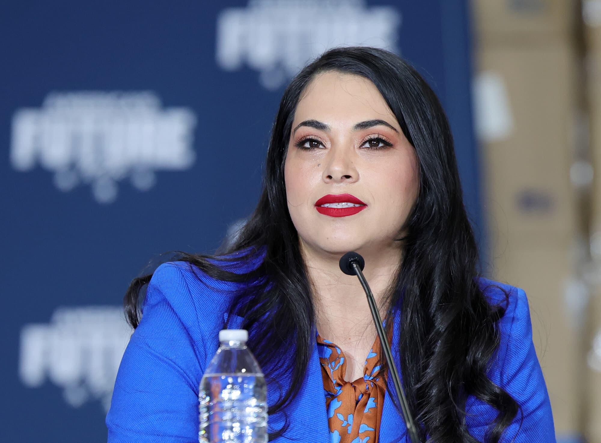 LAS VEGAS, NEVADA -  La candidata al Congreso y exrepresentante estadounidense Mayra Flores (R-TX) asiste a una mesa redonda hispana con el candidato presidencial republicano y expresidente estadounidense Donald Trump en Beauty Society el 12 de octubre de 2024 en North Las Vegas, Nevada. (Miller/Getty Images)