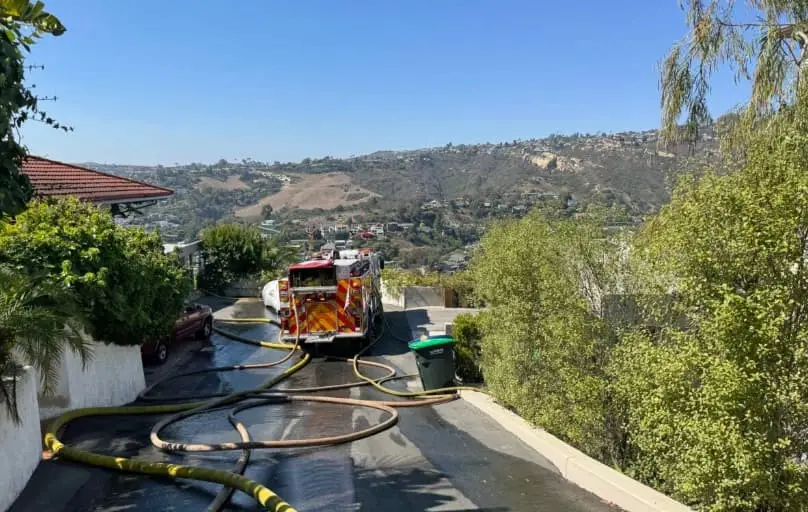 Los bomberos luchan contra las llamas tras un incendio en una ladera aparentemente provocado por fuegos artificiales en Laguna Beach, California, el 7 de julio de 2025. (Departamento de Bomberos de Laguna Beach).