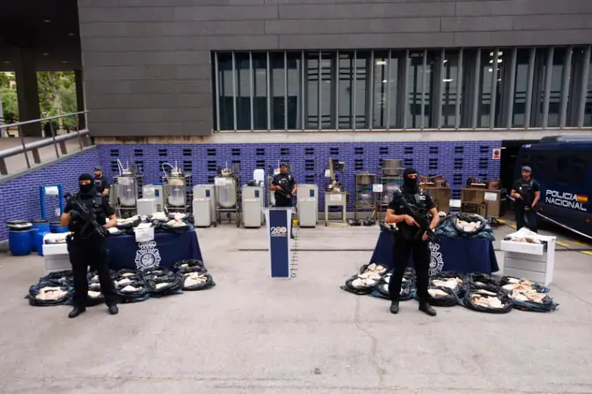 La Policía Nacional detuvo a 5 personas, de las que cuatro han ingresado en prisión, en una operación en que desmanteló en un polígono industrial de Amposta (Tarragona) el mayor laboratorio de producción de droga sintética en España. EFE/Quique García