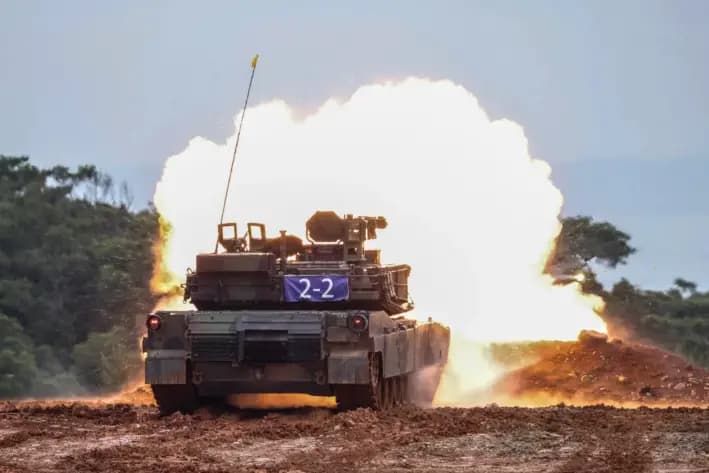 El ejército taiwanés realiza una sesión de tiro con fuego real para el primer lote de tanques M1A2T Abrams avanzados de fabricación estadounidense, en Hsinchu, el 10 de julio de 2025. (I-Hwa Cheng/AFP vía Getty Images)