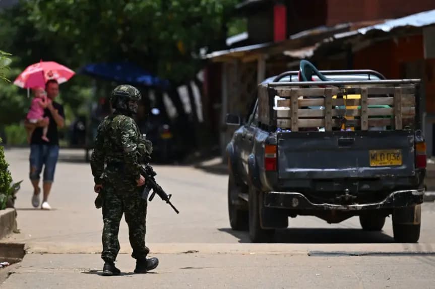Un soldado colombiano custodia una carretera en departamento de Antioquia, Colombia, el 21 de marzo de 2023. (Raúl Arboleda/AFP vía Getty Images)