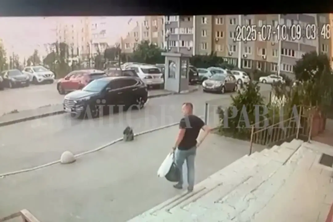 Las imágenes muestran a un agente del Servicio de Seguridad de Ucrania (SBU) justo antes de ser abatido en Kiev el 10 de julio de 2025. (Ukrainska Pravda/vía Reuters)
