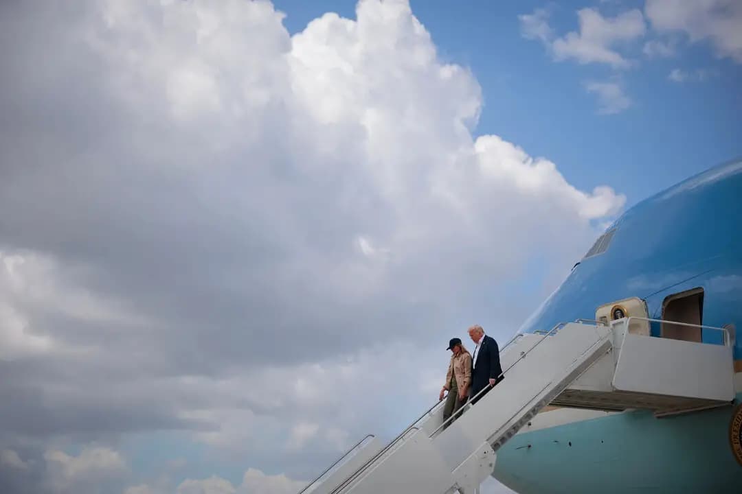 El presidente Donald Trump y la primera dama Melania Trump llegan a la base aérea de Lackland el 11 de julio de 2025, antes de dirigirse a Kerrville, Texas, donde tienen previsto visitar a los líderes estatales y locales, los equipos de primera respuesta y las víctimas de las inundaciones repentinas de la semana pasada. (Chip Somodevilla/Getty Images)