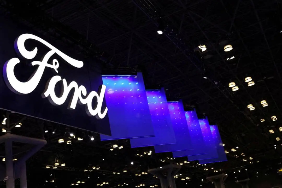 Se ve el logotipo de Ford durante la presentación a la prensa del Salón Internacional del Automóvil de Nueva York, celebrado en la ciudad de Nueva York el 16 de abril de 2025. (Shannon Stapleton/Reuters)