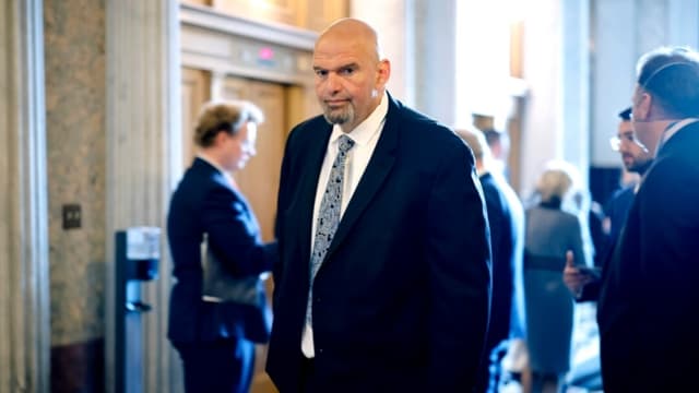 Fetterman apoya al ICE y califica de "indignante" la campaña para su abolición