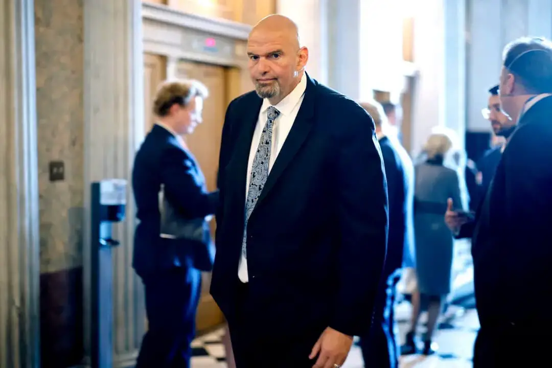 El senador John Fetterman (D-Pa.) se dirige a la Cámara del Senado para una votación en el Capitolio de Estados Unidos, en Washington, el 10 de mayo de 2023. (Chip Somodevilla/Getty Images)
