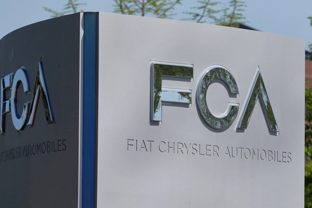 Un cartel de Fiat Chrysler Automobiles (FCA) en la sede central de la empresa en Auburn Hills, Míchigan, el 25 de mayo de 2018. (Rebecca Cook/Reuters)