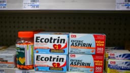 Muchos estadounidenses mayores aún toman aspirina diaria pese a advertencias, según encuesta