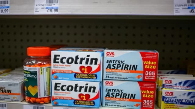 Cajas con frascos que contienen comprimidos de aspirina de 81 mg en un estante de una tienda en Miami, el 12 de abril de 2016. (Ilustración de Joe Raedle/Getty Images).