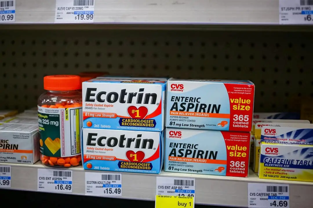 Cajas con frascos que contienen comprimidos de aspirina de 81 mg en un estante de una tienda en Miami, el 12 de abril de 2016. (Ilustración de Joe Raedle/Getty Images).
