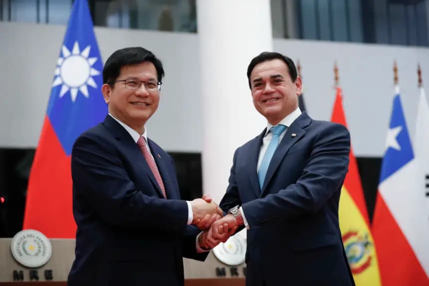 El canciller de Paraguay, Rubén Ramírez Lezcano (d), saluda al canciller de Taiwán, Lin Chia-lung, durante una reunión el 11 de julio de 2025, en Asunción (Paraguay). EFE/ Juan Pablo Pino