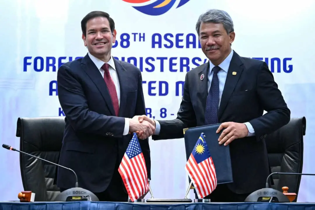 El secretario de Estado de los Estados Unidos, Marco Rubio, y el ministro de Asuntos Exteriores de Malasia, Mohamad Hasan, se estrechan la mano mientras participan en la firma de un memorando de entendimiento durante la 58.ª reunión de ministros de Asuntos Exteriores de la Asociación de Naciones del Sudeste Asiático (ASEAN) y reuniones relacionadas en el Centro de Convenciones de Kuala Lumpur el 10 de julio de 2025. (Mandel Ngan/POOL/AFP vía Getty Images)
