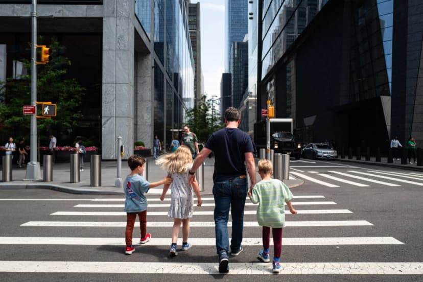 Personas cruzan una calle en la ciudad de Nueva York el 18 de junio de 2025. (Madalina Kilroy/The Epoch Times).
