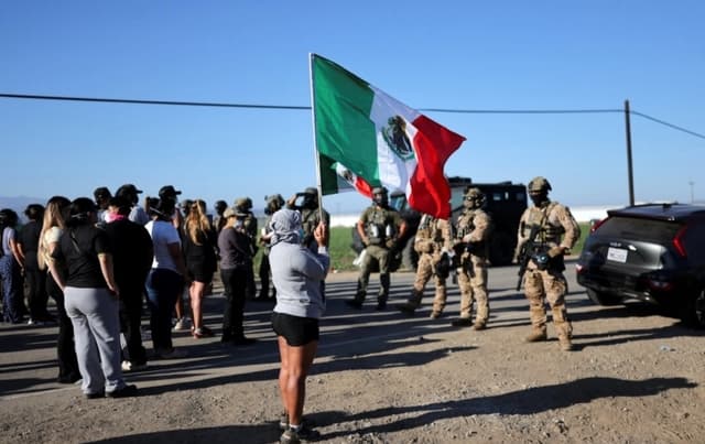 Federales se enfrentan a manifestantes durante operación del ICE en granja de California