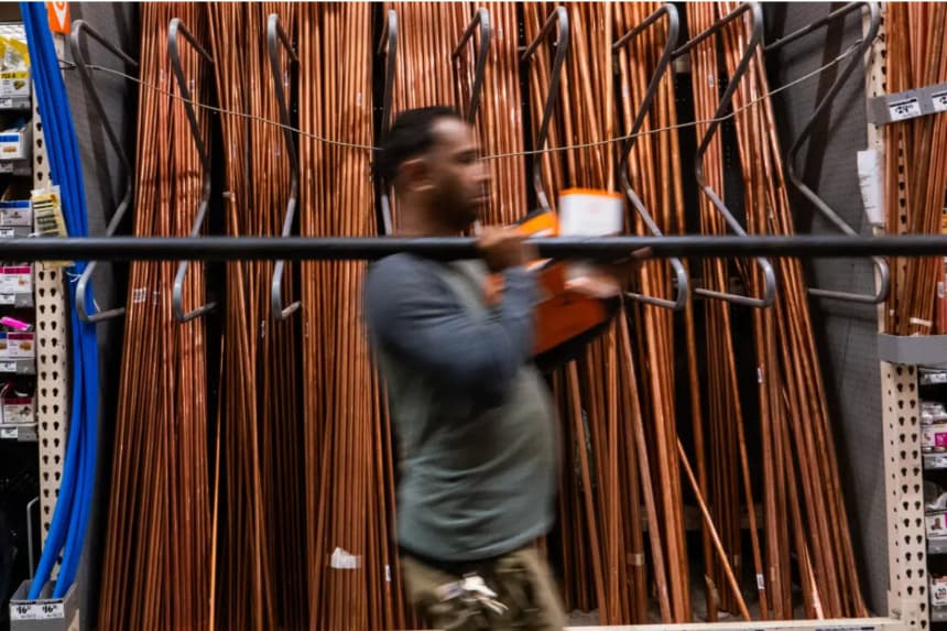 Tuberías de cobre en exhibición en una tienda de reconstrucción de viviendas en la ciudad de Nueva York el 9 de julio de 2025. (Spencer Platt/Getty Images)