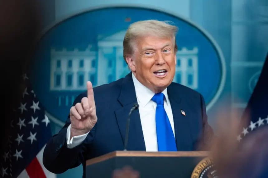 El presidente Donald Trump habla con periodistas en la Casa Blanca el 27 de junio de 2025. (Madalina Kilroy/The Epoch Times)