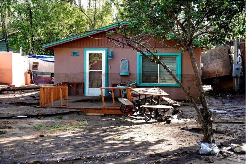 Una casa unifamiliar a orillas del río Ruidoso en Ruidoso, Nuevo México, sufrió graves daños durante una inundación repentina el 8 de julio de 2025. (Allan Stein/The Epoch Times)