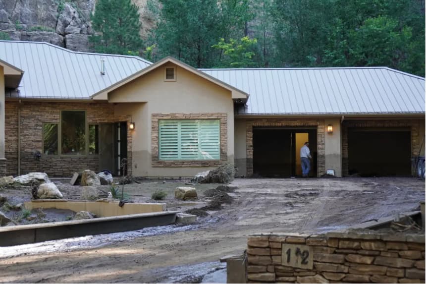 Un hombre evalúa los daños dentro de una casa devastada por una inundación repentina en Ruidoso, Nuevo México, el 8 de julio de 2025. Foto tomada el 10 de julio de 2025. (Allan Stein/The Epoch Times)