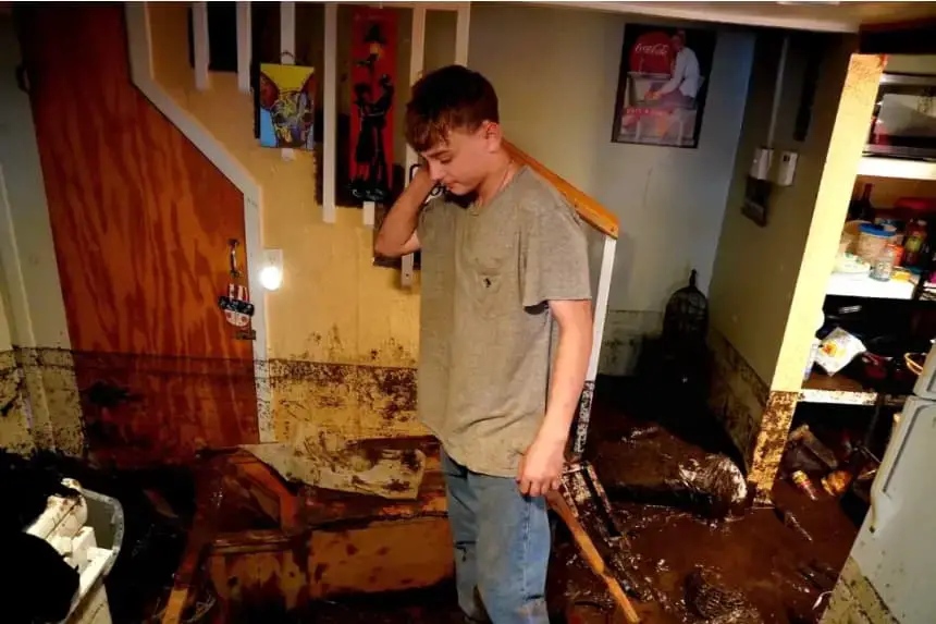 Matthew Sheffield, de 15 años, camina por la cocina embarrada de la casa de su abuela, que resultó gravemente dañada por una inundación repentina en Ruidoso, Nuevo México, el 8 de julio de 2025. Foto tomada el 9 de julio de 2025. (Allan Stein/The Epoch Times)