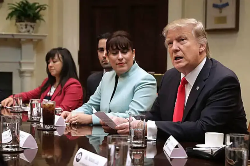 El presidente de los Estados Unidos, Donald Trump (segundo por la derecha), pronuncia unas palabras al comienzo de una reunión con Jennifer Korn, y otros empresarios en la Sala Roosevelt de la Casa Blanca el 30 de enero de 2017 en Washington, D.C. (Chip Somodevilla/Getty Images)