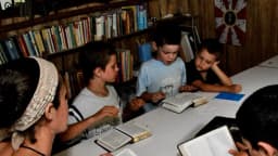 Según Gallup, ahora son más los jóvenes que las jóvenes que dicen que la religión es "muy importante"