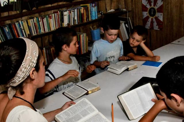 Según Gallup, ahora son más los jóvenes que las jóvenes que dicen que la religión es "muy importante"