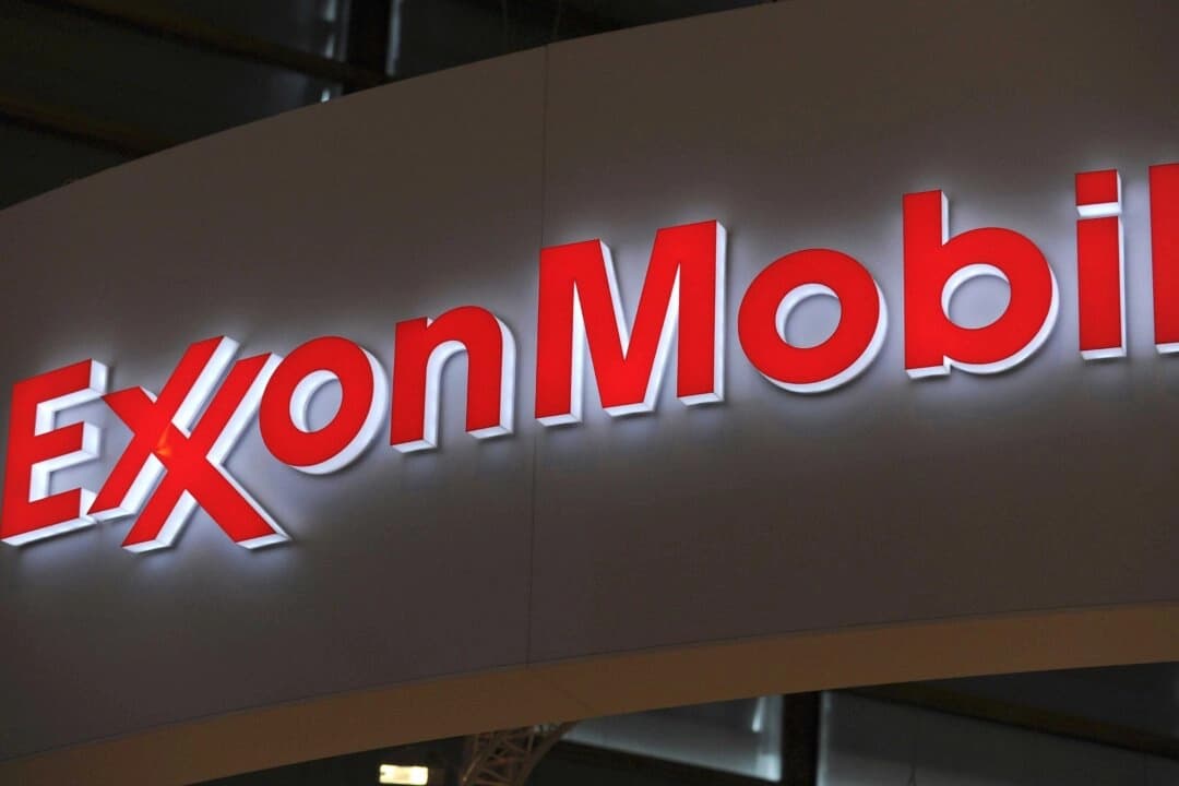 El logotipo de ExxonMobil durante la exposición de la Conferencia Mundial del Gas celebrada en París el 2 de junio de 2015. (Eric Piermont/AFP a través de Getty Images)