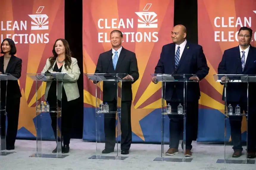 De izquierda a derecha, Deja Foxx, Adelita Grijalva, Patrick Harris Sr., Daniel Hernández Jr. y José Malvido Jr. durante el debate de las primarias demócratas en el estudio de Arizona Public Media en Tucson, Arizona, el 10 de junio de 2025. Mamta Popat/Arizona Daily Star vía AP.