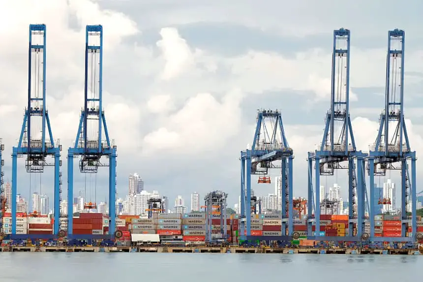Grúas y contenedores se observan a lo largo del Canal de Panamá, el 24 de junio de 2025 en la Ciudad de Panamá. (Anna Moneymaker/POOL/AFP vía Getty Images)