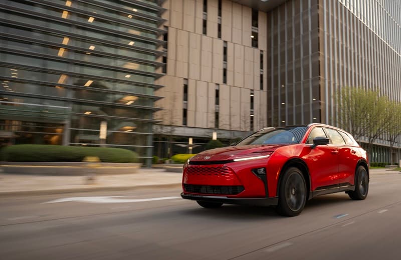 Toyota explora terrenos novedosos con el 2025 Crown Signia