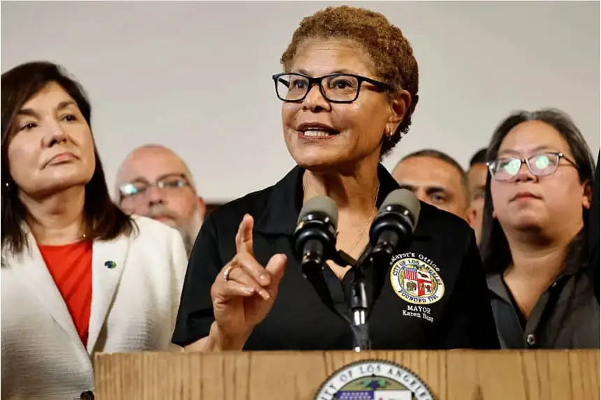 La alcaldesa de Los Ángeles, Karen Bass, habló en una conferencia de prensa en Los Ángeles el 12 de junio de 2025. (Mario Tama/Getty Images)