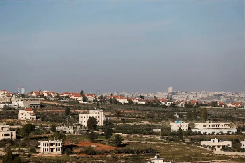 Casas palestinas cerca de un asentamiento israelí al fondo, cerca de Ramallah, Cisjordania, el 11 de enero de 2021. (Mohamad Torokman/Reuters)