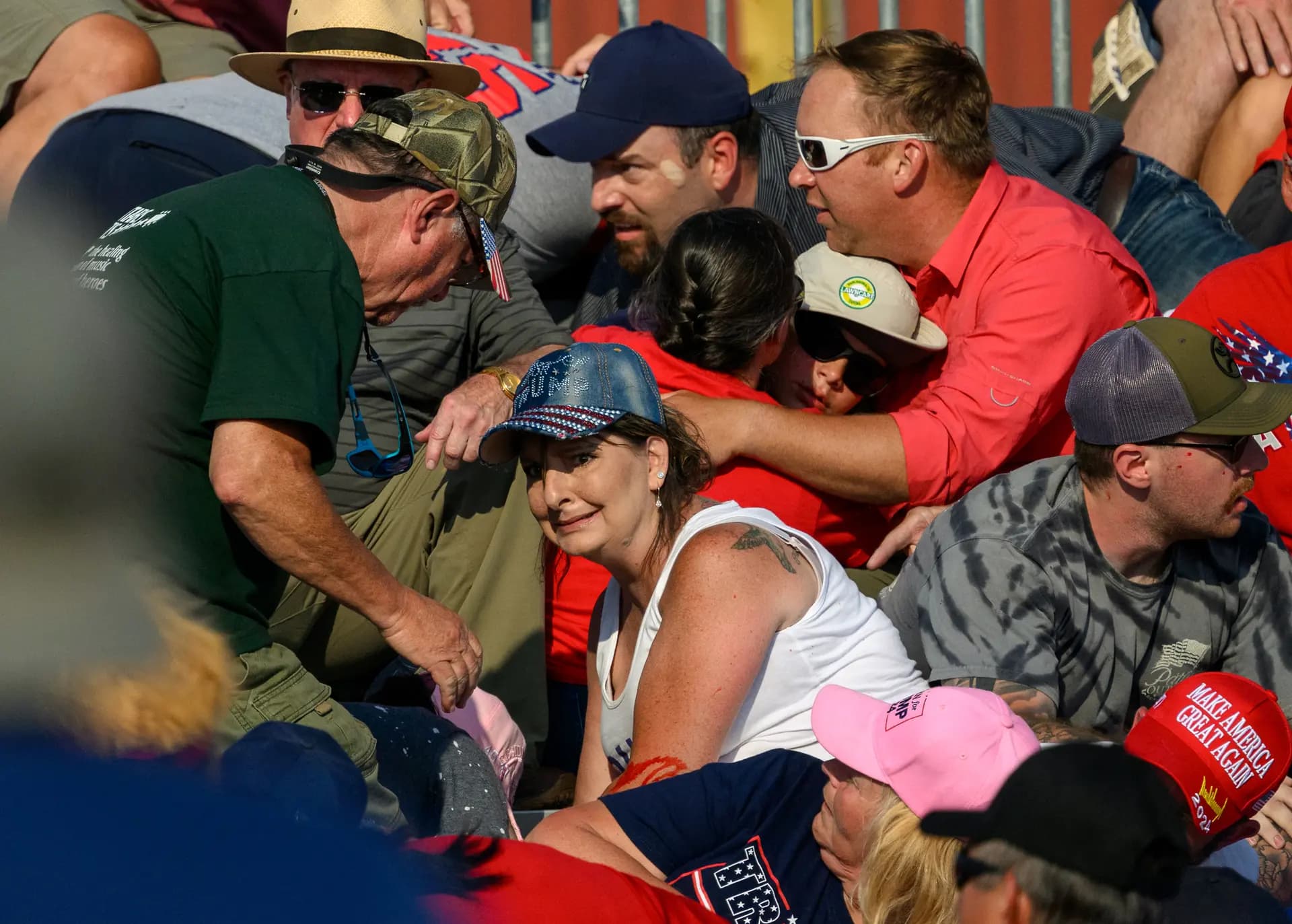 Helen Comperatore, esposa de Corey Comperatore, pide ayuda momentos después de que un presunto asesino disparar contra el en ese entonces expresidente Donald Trump durante un mitin de campaña en Butler, Pensilvania, el 13 de julio de 2024. Su esposo, un bombero jubilado de 50 años, murió y otras dos personas resultaron gravemente heridas en el intento de asesinato del expresidente. Jeff Swensen/Getty Images