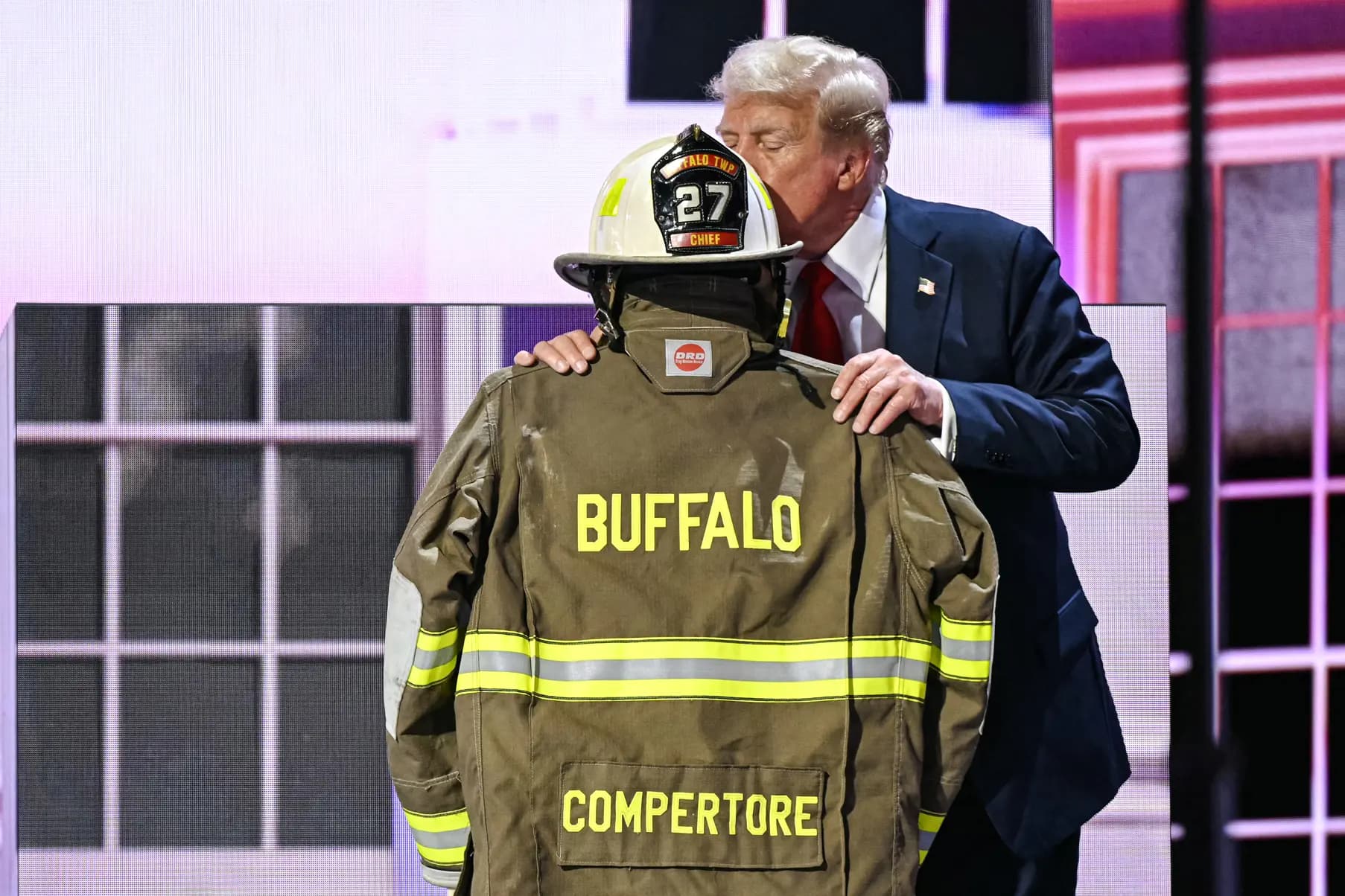 <em>El entonces expresidente Donald Trump besa un casco y una chaqueta de bombero que pertenecieron a Corey Comperatore mientras sube al escenario para aceptar la nominación republicana en el Fiserv Forum, en el último día de la Convención Nacional Republicana de 2024 en Milwaukee, Wisconsin, el 18 de julio de 2024. Patrick T. Fallon/AFP a través de Getty Images</em>